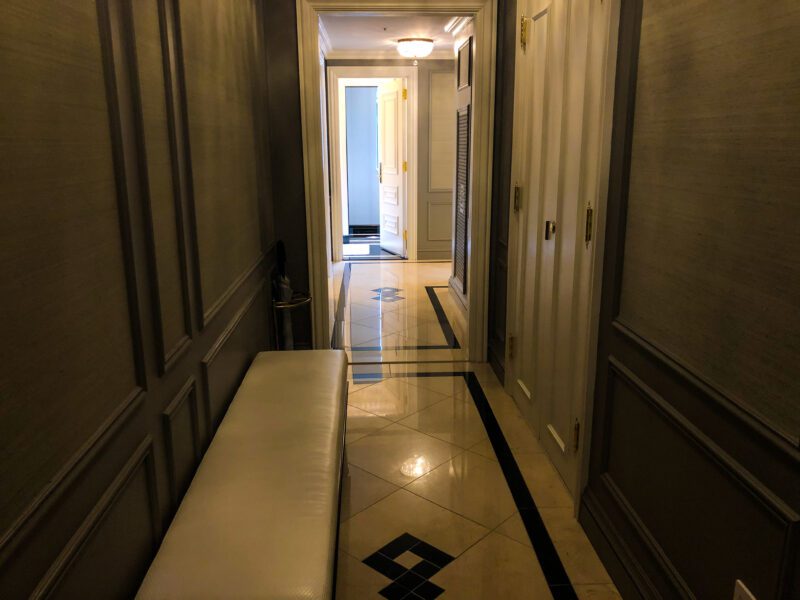 St-Regis-New-York-5th-Avenue-Entryway-800x600