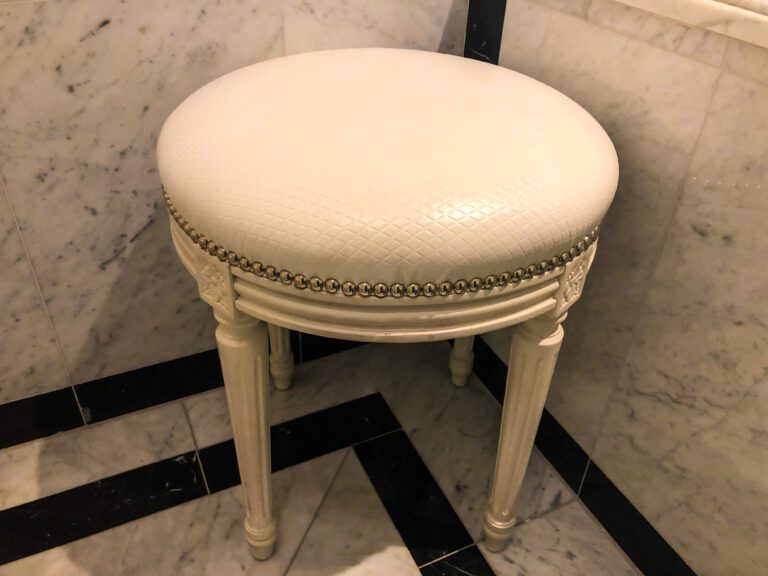 St-Regis-New-York-5th-Avenue-Suite-Bath-Stool-768x576