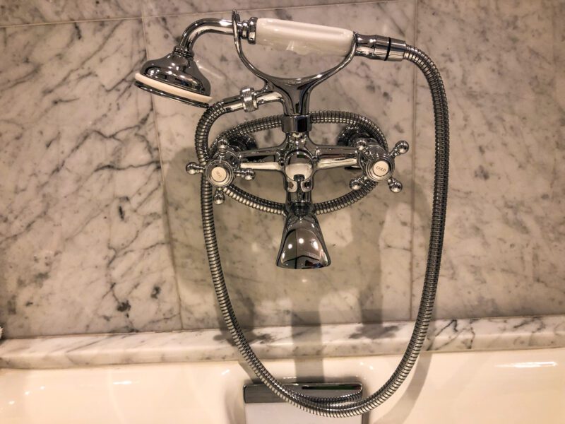 St-Regis-New-York-5th-Avenue-Suite-Bathtub-Nozzle-800x600