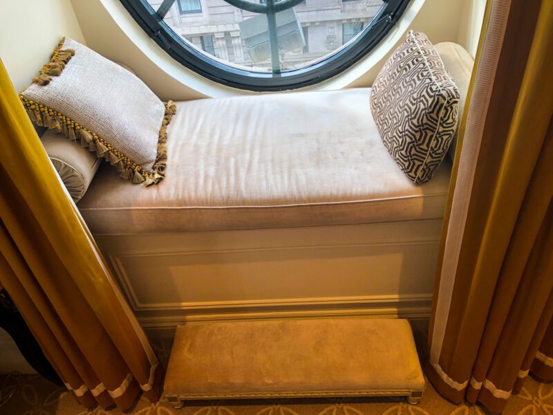 St-Regis-New-York-5th-Avenue-Suite-Windowsill-furniture-800x600