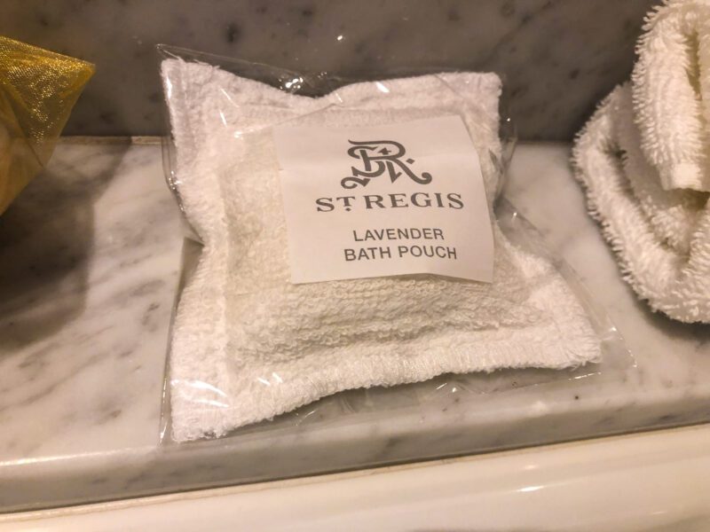 St-Regis-New-York-5th-Avenue-Suite-bath-pouch-800x600