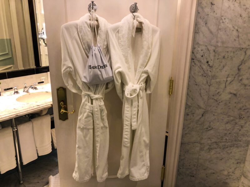 St-Regis-New-York-5th-Avenue-Suite-bathrobes-800x600