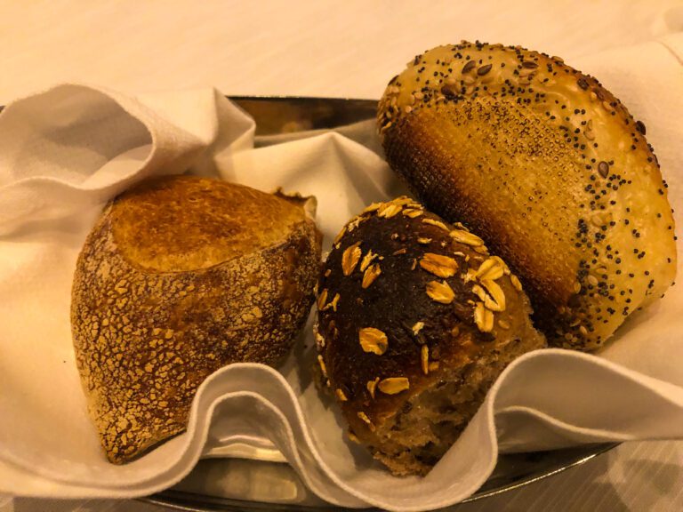 St-Regis-New-York-5th-Avenue-Suite-bread-close-up-768x576