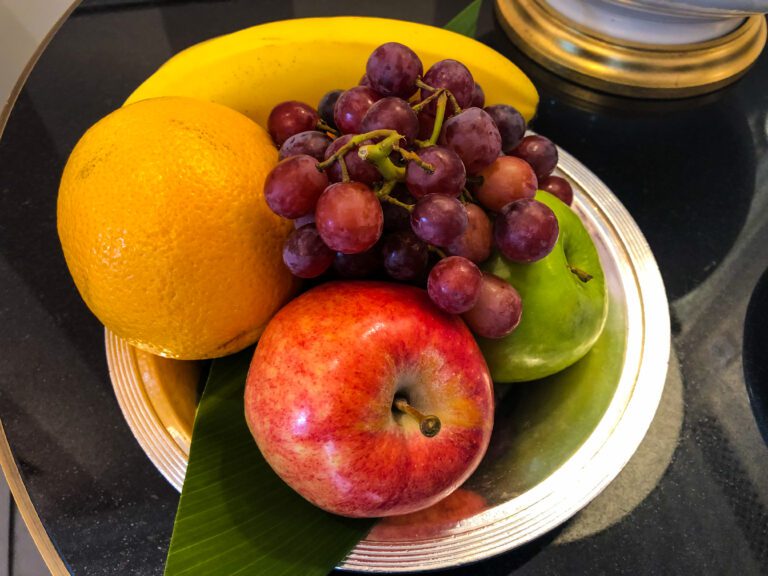 St-Regis-New-York-5th-Avenue-Suite-complimentary-fruit-close-up-768x576