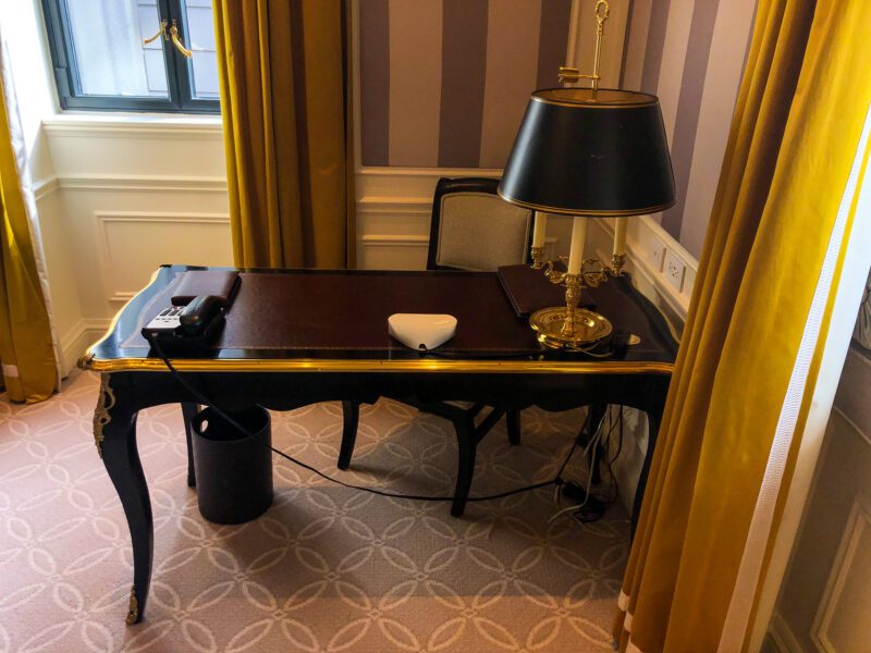 St-Regis-New-York-5th-Avenue-Suite-desk-800x600