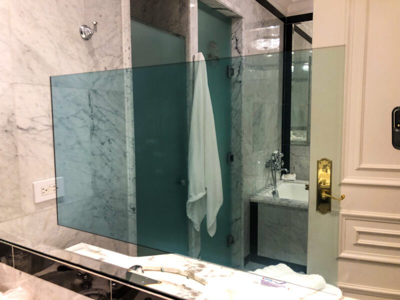 St-Regis-New-York-5th-Avenue-Suite-in-bathroom-TV-800x600