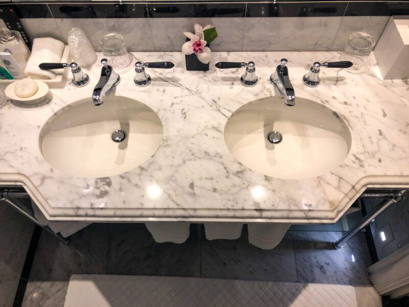 St-Regis-New-York-5th-Avenue-Suite-master-bathroom-dual-vanity-800x600