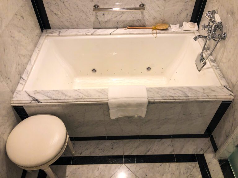 St-Regis-New-York-5th-Avenue-Suite-soaking-bathtub-768x576