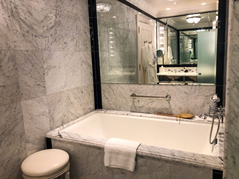 St-Regis-New-York-5th-Avenue-Suite-soaking-tub-800x600