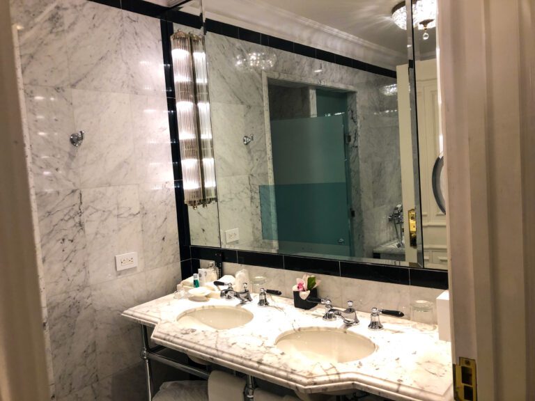 St-Regis-New-York-5th-Avenue-Suite-vanity-mirror-768x576