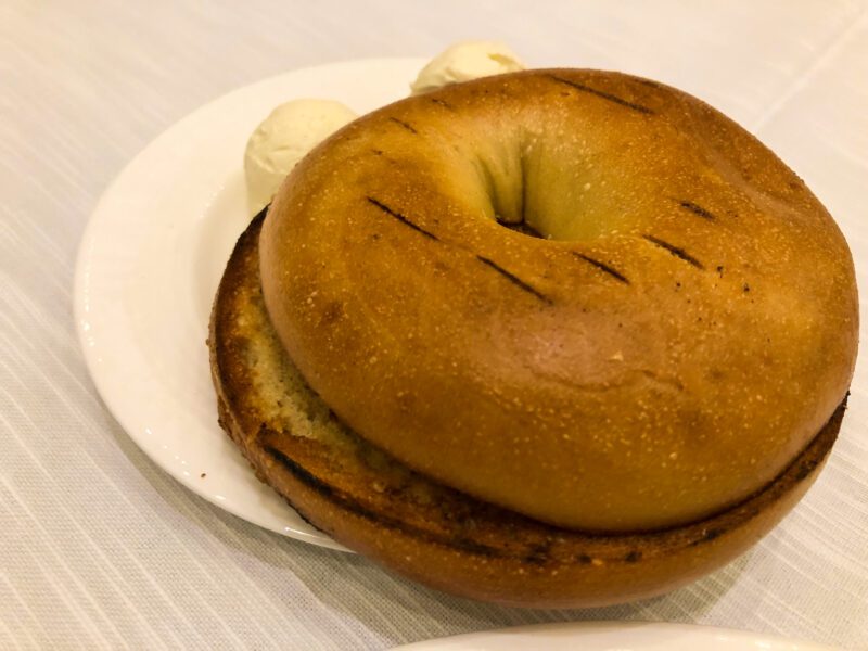 St-Regis-New-York-Astor-Court-bagel-with-cream-cheese-800x600