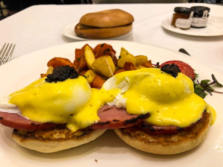 St-Regis-New-York-Astor-Court-eggs-benedict-768x576