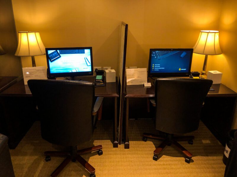 St-Regis-New-York-business-center-workdesks-800x600