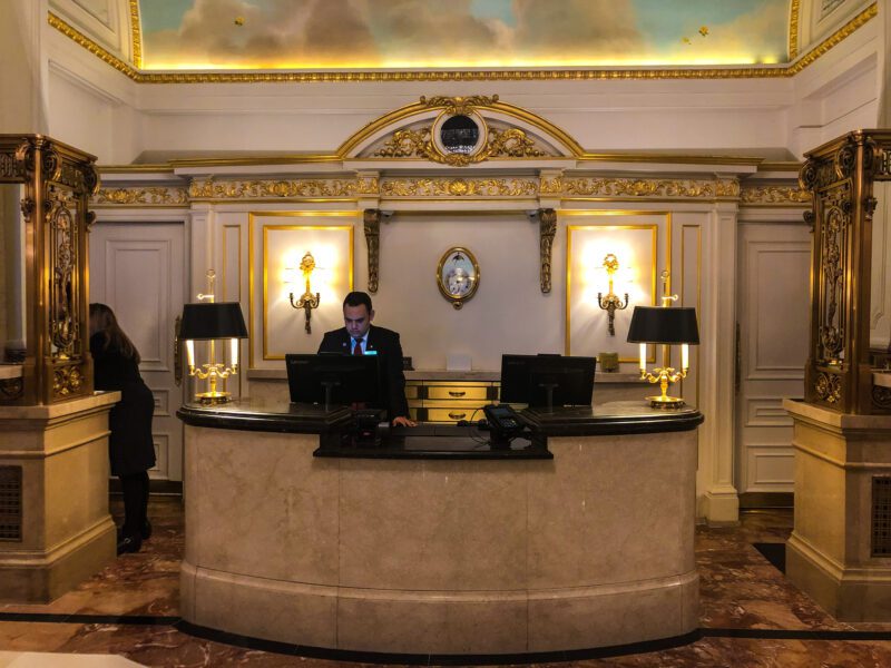 St.-Regis-New-York-Check-In-Desk-800x600