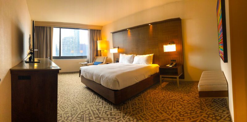 Hilton-New-York-Times-Square-bedroom-800x395