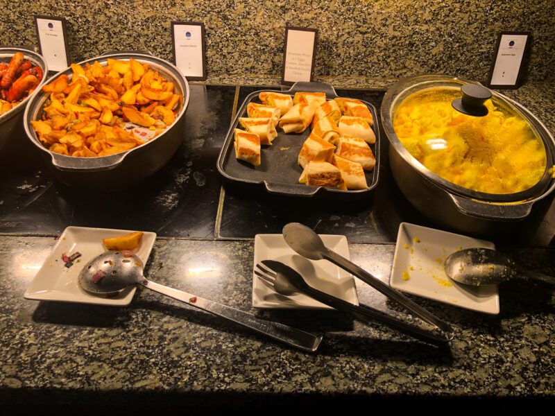 Hilton-New-York-Times-Square-breakfast-potatoes-eggs-and-wraps-800x600