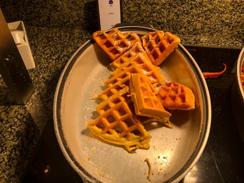 Hilton-New-York-Times-Square-breakfast-waffle-800x600