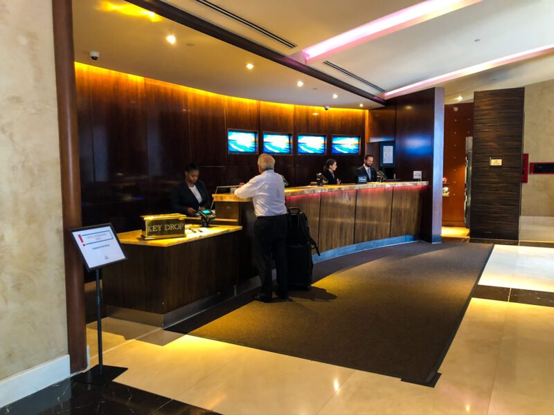 Hilton-New-York-Times-Square-check-in-desk-800x600