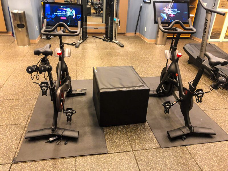 Hilton-New-York-Times-Square-exercise-bikes-800x600