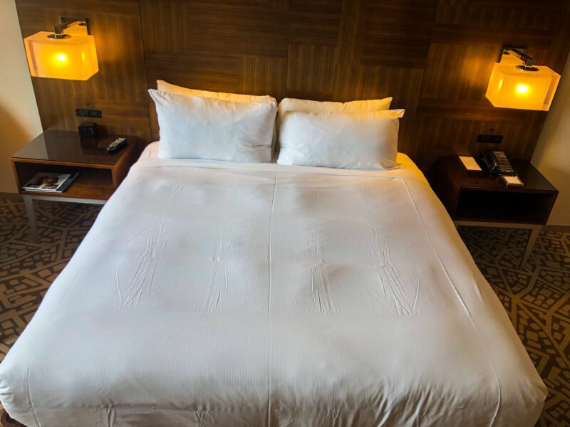 Hilton-New-York-Times-Square-king-bed-800x600