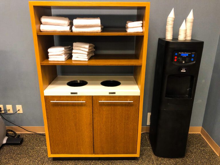 Hilton-New-York-Times-Square-towels-and-water-dispenser-768x576