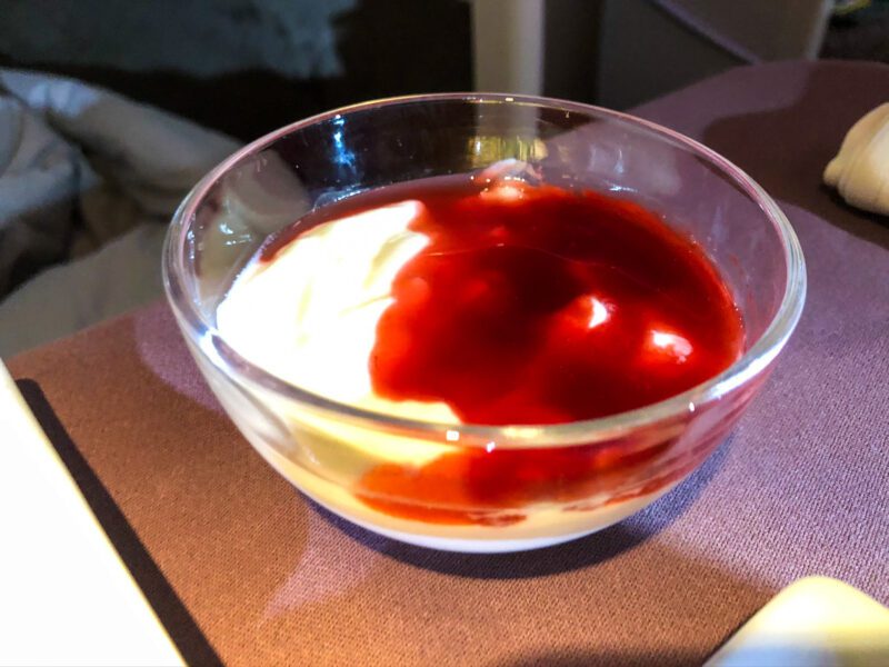 Japan-Airlines-first-class-Greek-yogurt-with-berry-sauce-800x600