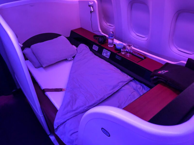 Japan-Airlines-first-class-bed-800x600