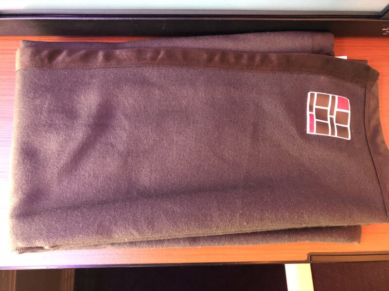 Japan-Airlines-first-class-blanket-800x600