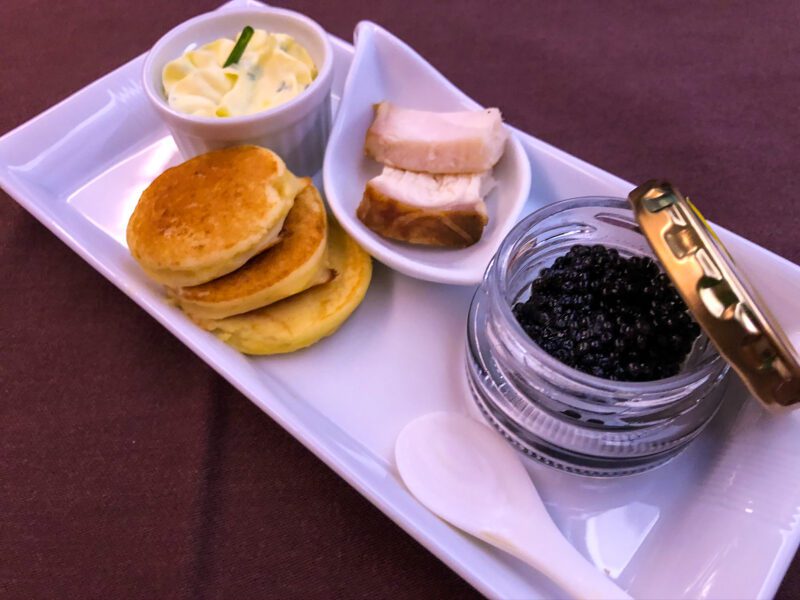 Japan-Airlines-first-class-caviar-presentation-800x600