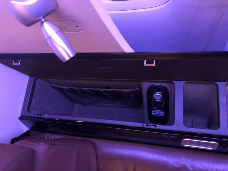 Japan-Airlines-first-class-storage-compartment-800x600