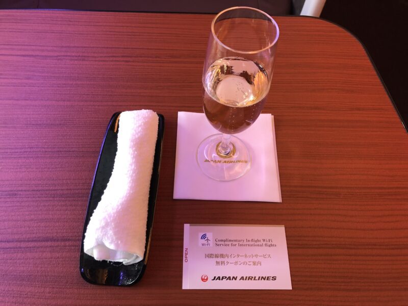 Japan-Airlines-first-class-welcome-drink-and-hot-towel-800x600