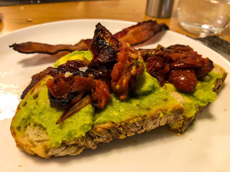 Qantas-first-class-lounge-LAX-avocado-bacon-toast-1-800x600 (1)