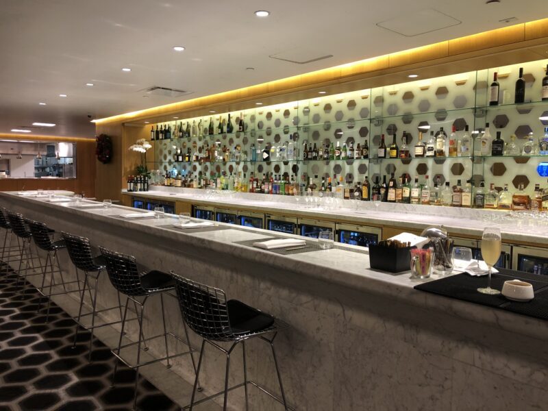 Qantas-first-class-lounge-LAX-bar-1-800x600