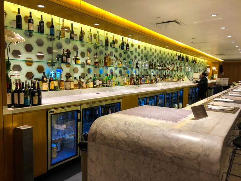 Qantas-first-class-lounge-LAX-bar-counter-1-800x600