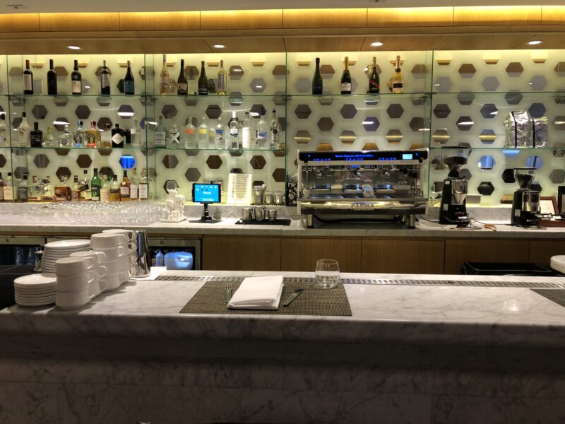 Qantas-first-class-lounge-LAX-bar-display-1-800x600