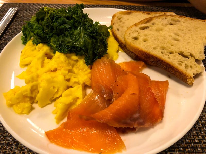 Qantas-first-class-lounge-LAX-scrambled-eggs-with-smoked-salmon-kale-and-parsley-1-800x600