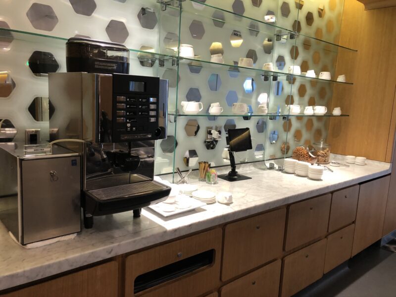 Qantas-first-class-lounge-LAX-self-serve-espresso-machine-1-800x600