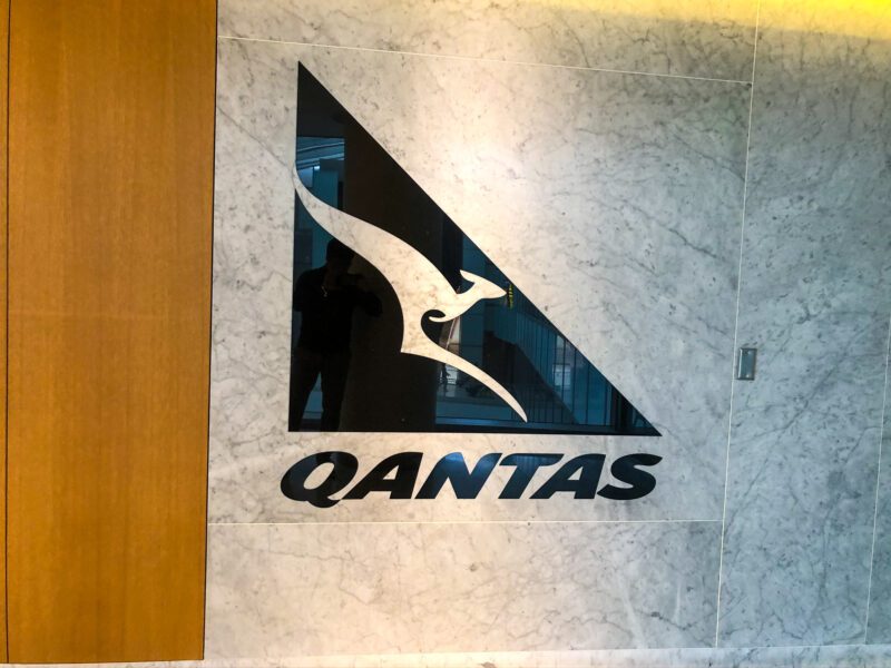 Qantas-first-class-lounge-LAX-sign-1-800x600