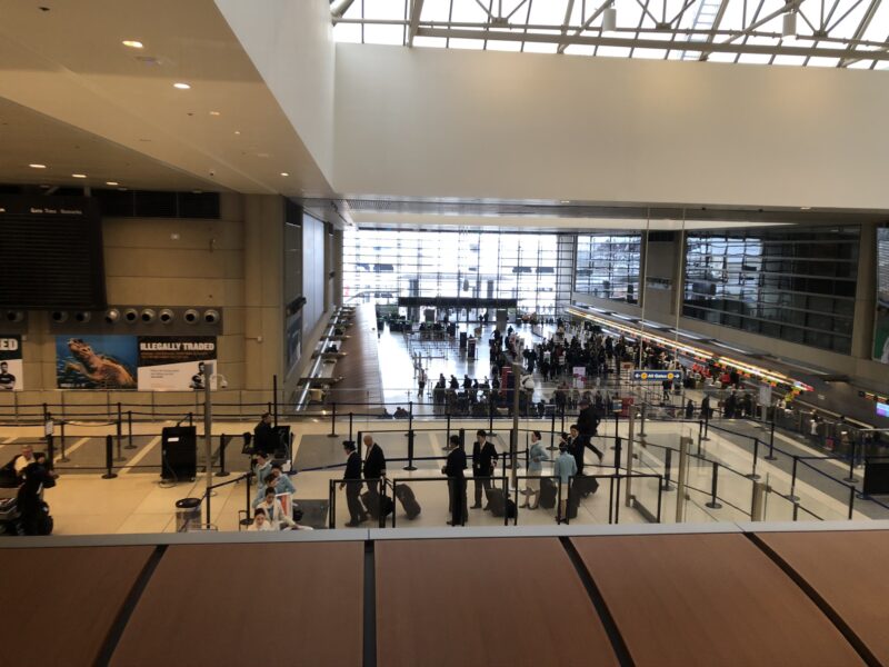 Qantas-first-class-lounge-LAX-view-of-terminal-1-800x600