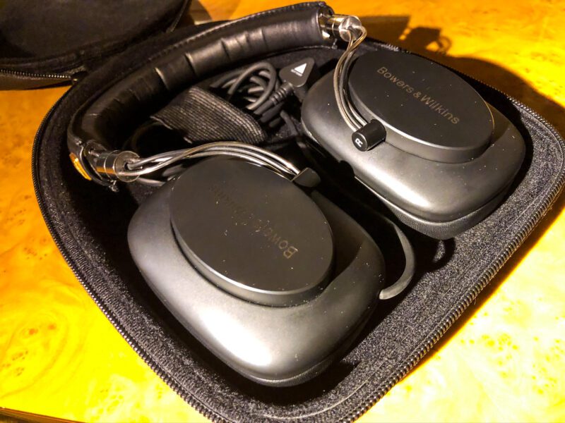 Emirates-A380-first-class-Bowers-Wilkins-noise-cancellation-headphones-800x600