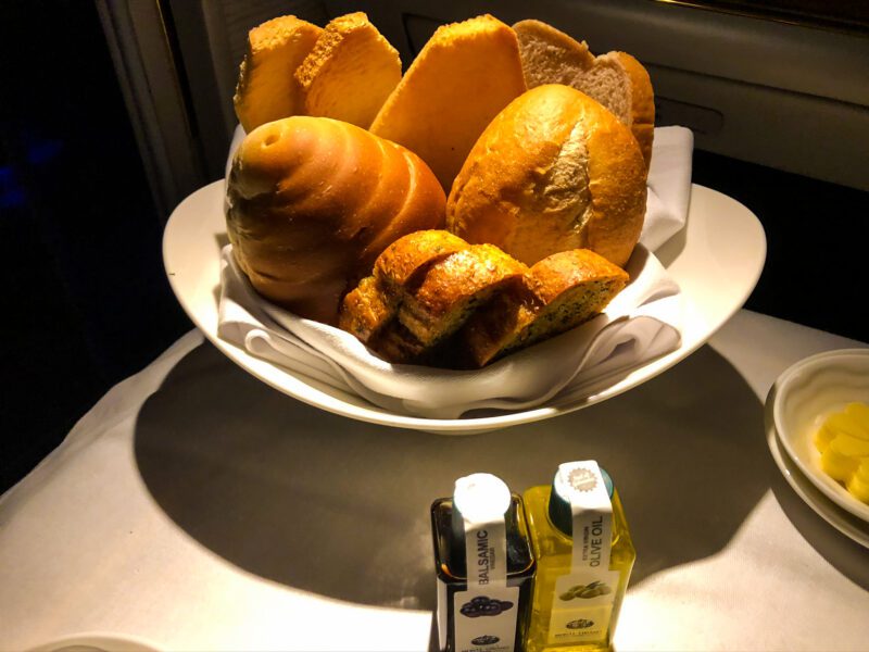 Emirates-A380-first-class-bread-basket-800x600