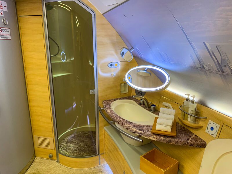 Emirates-A380-first-class-in-flight-shower-800x600