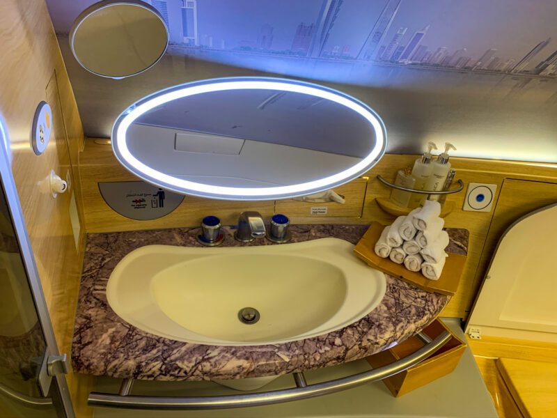 Emirates-A380-first-class-sink-and-vanity-800x600