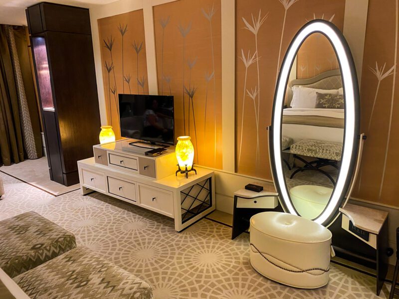 St.-Regis-Cairo-Astor-Room-full-length-mirror-vanity-800x600