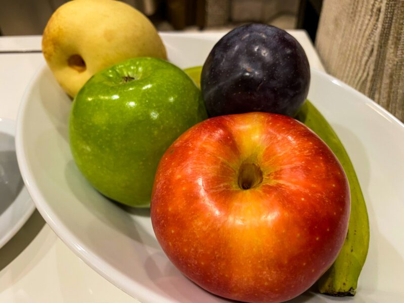 St.-Regis-Cairo-Astor-Room-welcome-fruit-platter-800x600