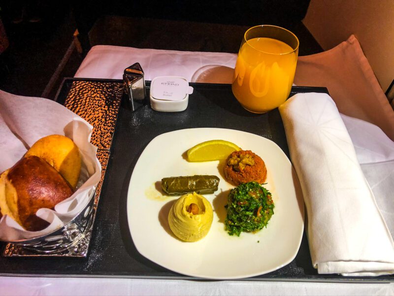 Etihad-787-9-business-class-Arabic-mezze-800x600