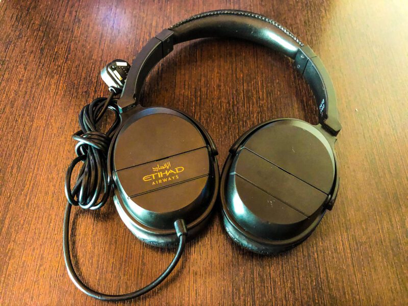 Etihad-787-9-business-class-headphones-800x600