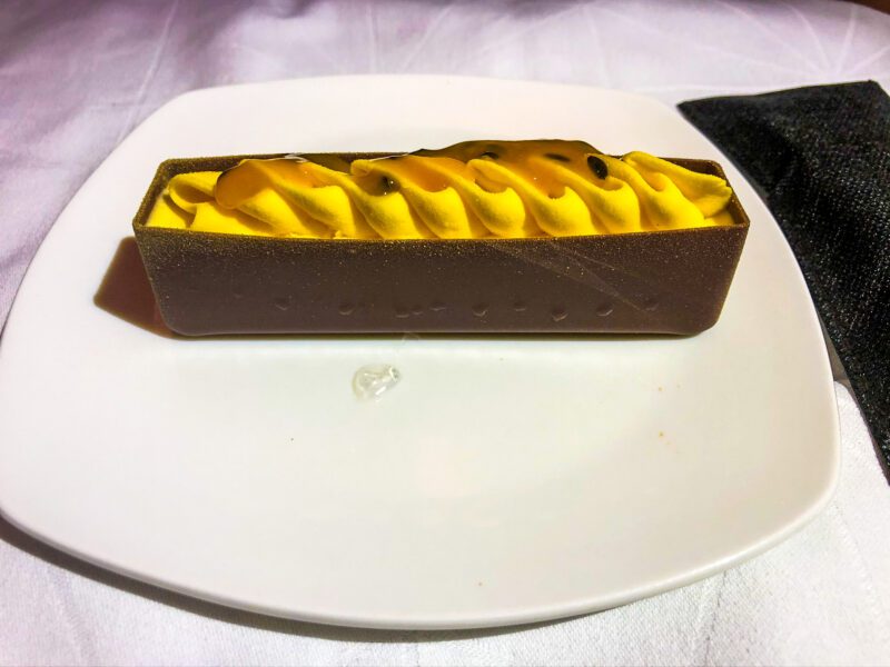 Etihad-787-9-business-class-passion-fruit-mousse-dark-chocolate-dessert-close-up-800x600