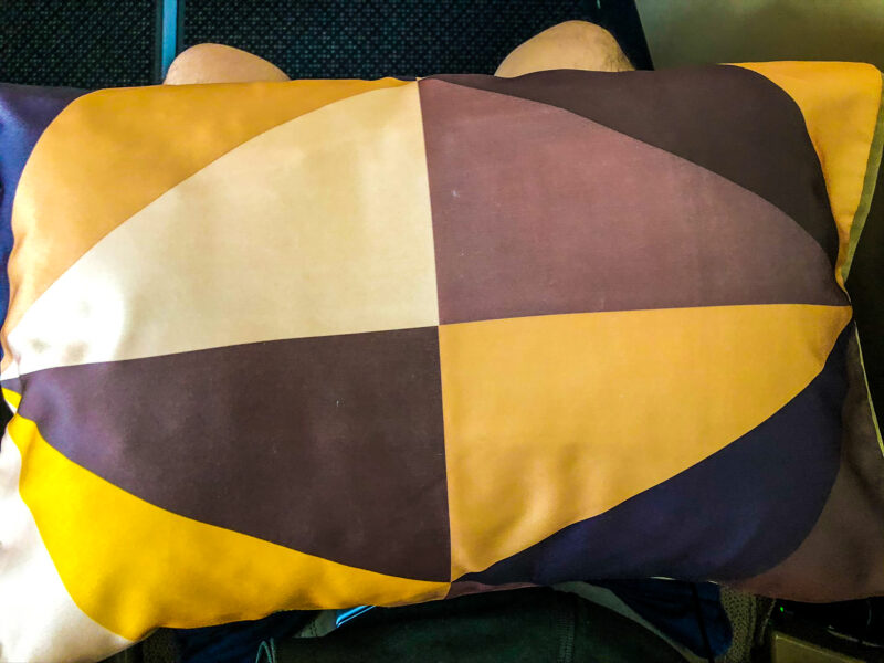 Etihad-787-9-business-class-pillow-800x600