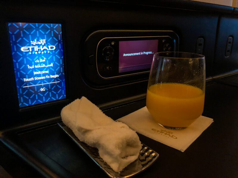 Etihad-787-9-business-class-welcome-towel-and-drink-800x600